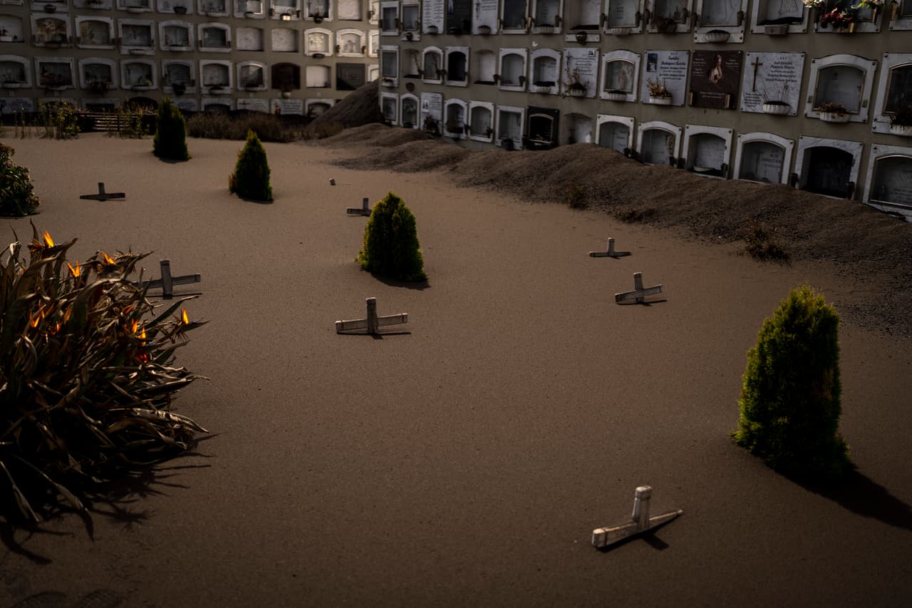 En la imagen, un panteón cubierto de ceniza. Las autoridades locales establecieron una ruta para que los autobuses lleven a los turistas que quieran ver el volcán, dejando así despejados los caminos para los servicios de emergencia.