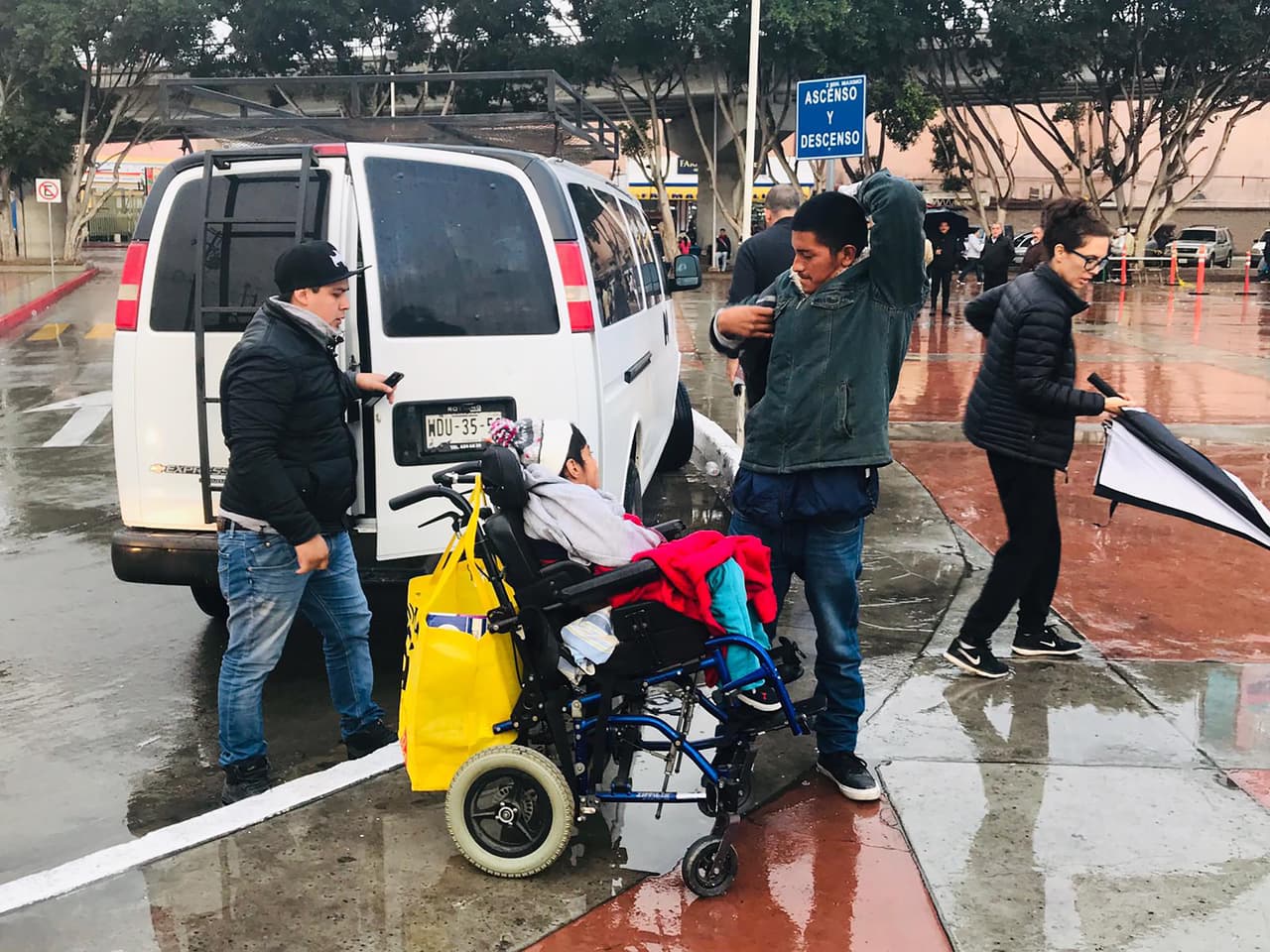 “No lo creo, Juan. No puedo decirte que no lo harán, pero lo dudo", respondió Mendoza al padre nervioso ya que tendrá de explicar su caso ante las autoridades migratorias. La organización
<a href="https://www.instagram.com/familiesbelongtogetherintl/">Families Belong Together</a> también consiguió una silla de ruedas para la pequeña y el traslado en una camioneta desde el refugio en Tijuana hasta donde sería procesada en la frontera.