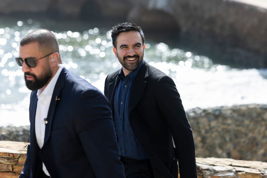 El sábado 8 de noviembre, Mamdani continuó participando en paneles sobre equidad racial y cambio climático en la conferencia antes de su regreso a Nueva York.