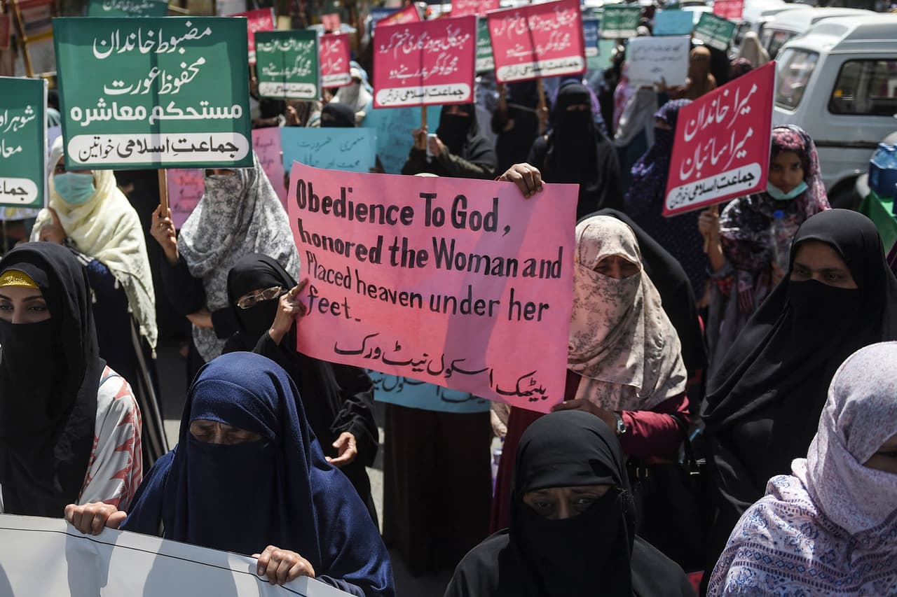 <b>“La obediencia a dios honró a la mujer y puso el cielo bajo sus pies”</b>, un cartel visto en la manifestación de mujeres en Karachi, Pakistán.