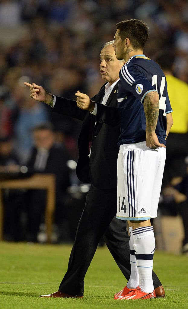 En Europa, tuvo oportunidad de ser asistente técnico del Parma, equipo italiano en el 2001.