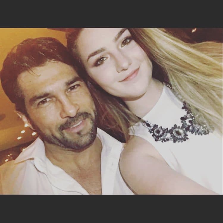 “Que exista la comunicación y no el temor de ‘que si le digo a mi papá se va a enojar, no se lo presento porque me va a hacer una mala cara’, el chiste es que exista esa confianza. A mí me pasó, el esconder algunas relaciones por el temor de llegar con mi mamá o mi papá de presentarles a alguien, era otro tipo de sociedad. En este caso no es así, la comunicación está abierta ahora”.