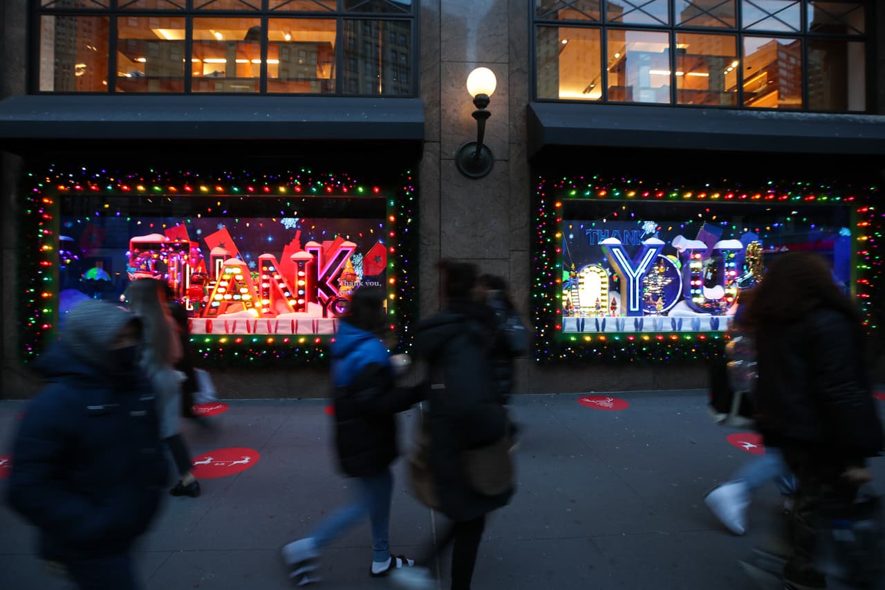 Manny Urquizo, el director de campañas visuales y escaparates de Macy's, dijo a WABC: "Es una carta de agradecimiento a todos los trabajadores esenciales, los neoyorquinos, los primeros en responder, los manifestantes por la igualdad que mostraron su verdadera valentía en este año tan desafiante".