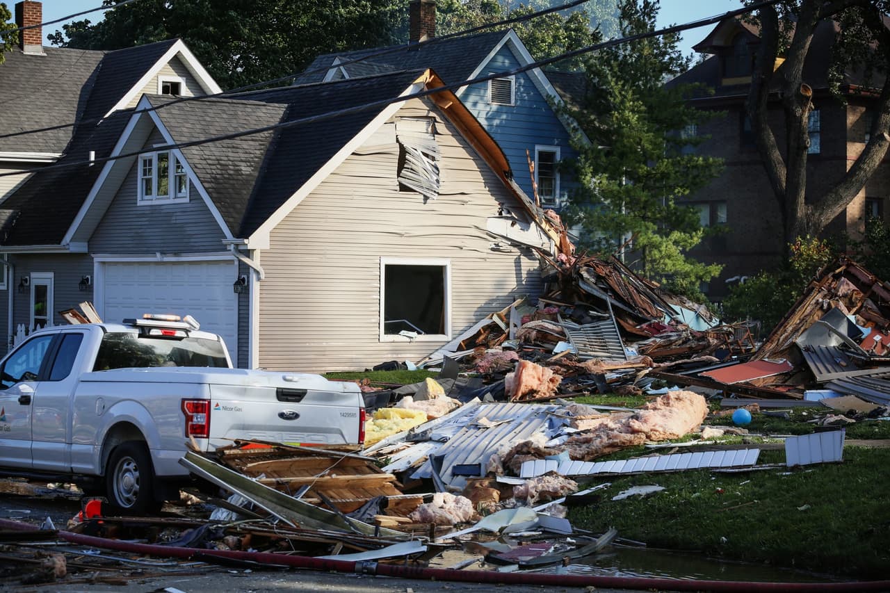 No se reportaron víctimas en ninguna vivienda. Solo dos bomberos sufrieron heridas leves que fueron atendidas en un hospital cercano.