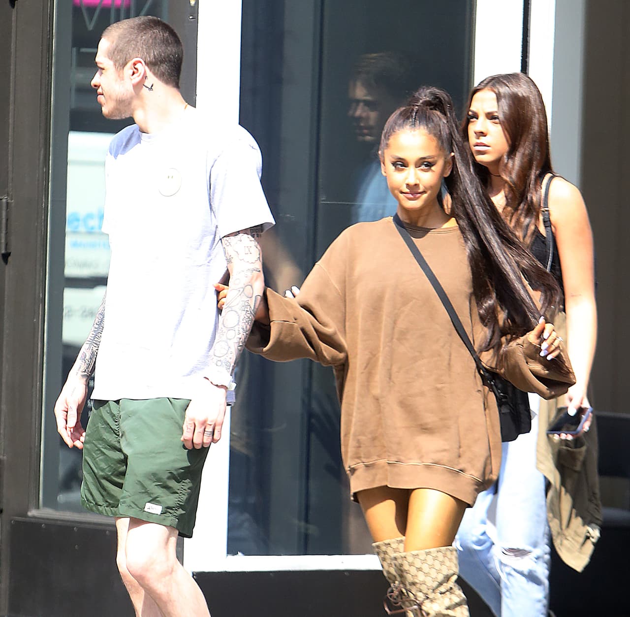 Y es que apenas a inicios de mayo, Ariana Grande anunció que terminó su relación de dos años con el rapero
<a href="https://www.univision.com/san-antonio/kbbt/personas/ariana-grande/ariana-grande-and-mac-miller-are-officially-an-item"><b>Mac Miller</b></a>, de 26, y ya el
<b>11 de junio</b> se confirmó
<a href="https://www.univision.com/entretenimiento/ariana-grande-se-compromete-con-pete-davidson-a-los-pocos-dias-de-confirmar-su-relacion"><b>su compromiso</b></a> con Davidson.