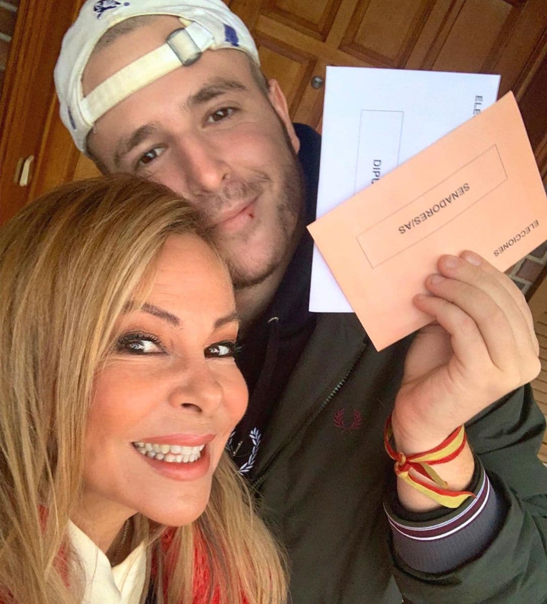 "Mi guerrero de la eterna sonrisa a pesar de los dolores, meses de hospitalización y sufrimiento. Para mí ha sido un honor estar a tu lado de la mano en esta batalla sin descanso, pero también viéndote sufrir sin una queja ha sido la lección de vida más cruel que una madre puede soportar".
<br>