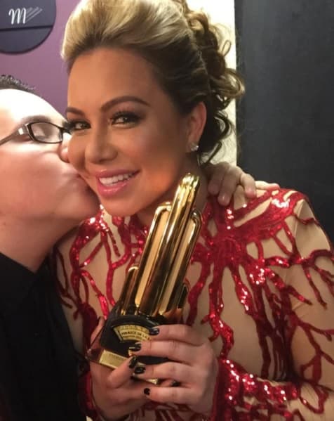 Ellos celebran juntos cada logro. ‘Johnny’ compartió que se sentía muy orgulloso de Chiquis cuando ella ganó una presea en ‘Premios de la radio’, primer logro de Jenni Rivera.
