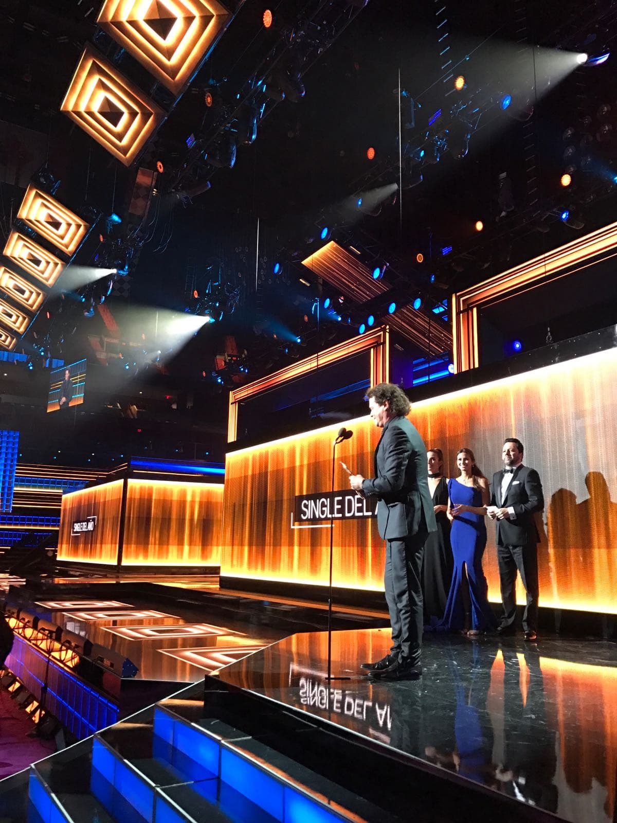 También invito a todos los Latinos a unirse en estos tiempos de odio.