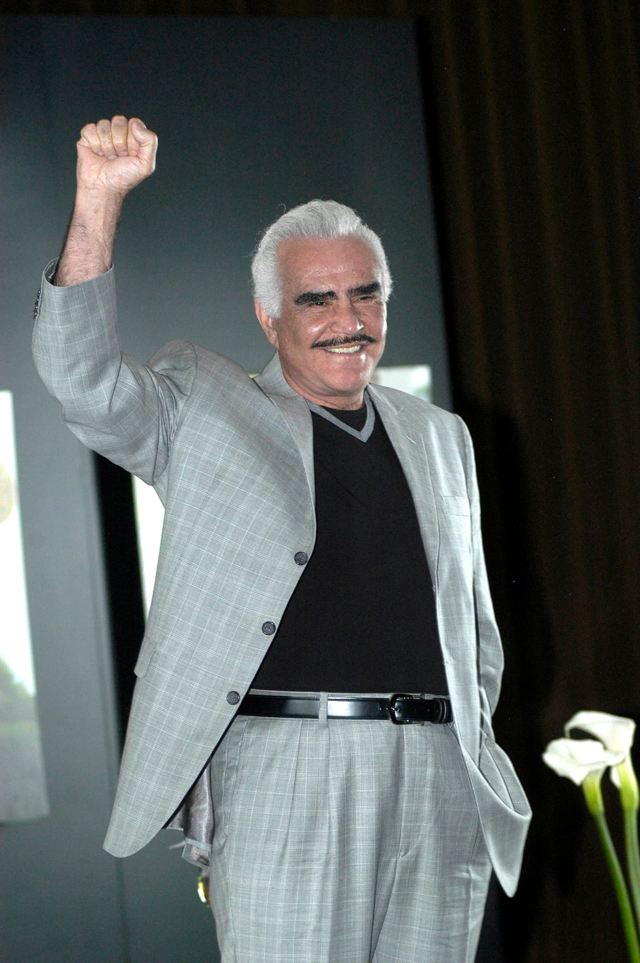 Al contrario,
<b>Don Chente</b> nunca fue amigo del alcohol y aunque en sus conciertos sus fanáticos lo veían destapar botellas y tomar, ahora confiesa que todo era un engaño.