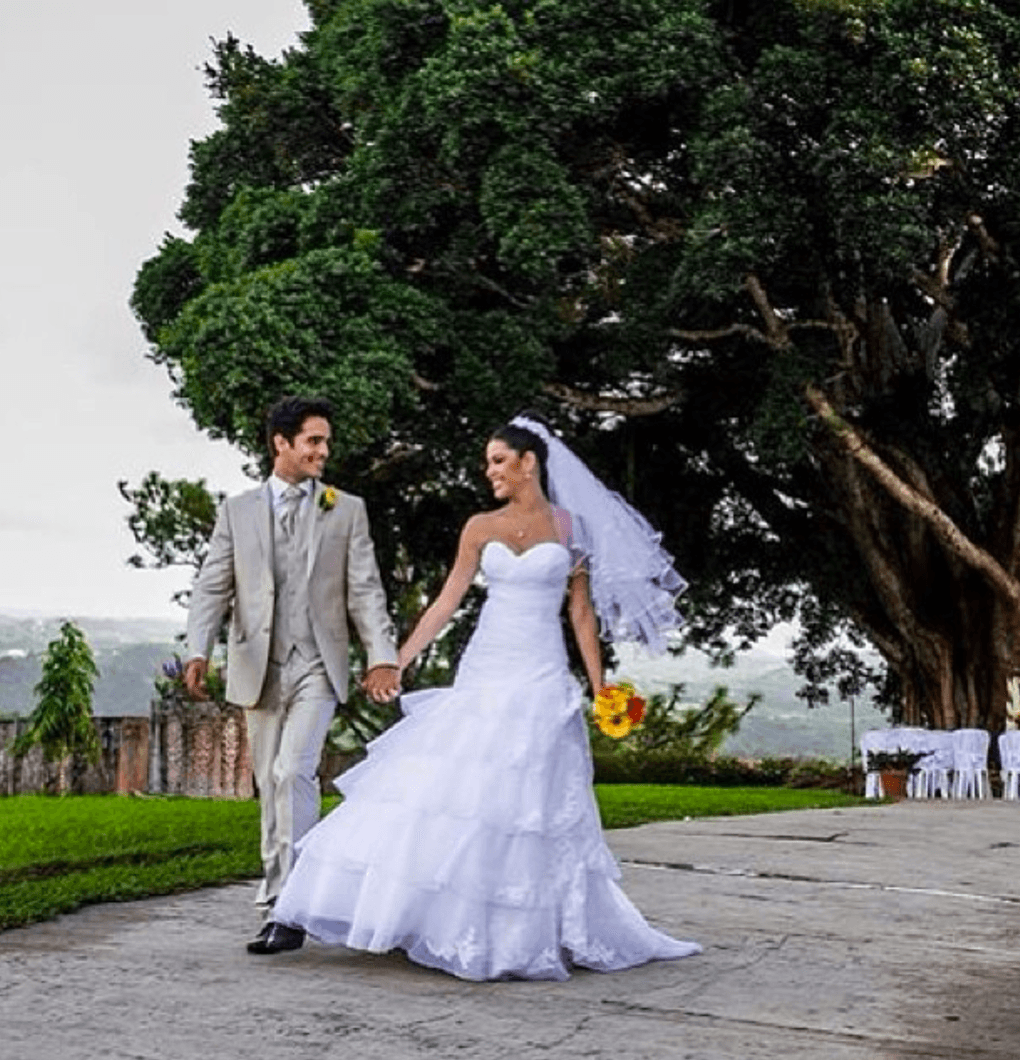 En diciembre de 2013 contrajo matrimonio con el cantante y actor Éktor Rivera.