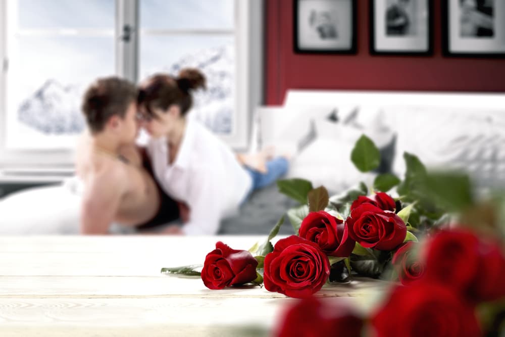 <b>Aries :</b>
<b>El plenilunio te ayuda a abrir tu corazón</b>
<br>El plenilunio te vuelve muy osado, no te quedes callado, di lo que sientes y exprésate libremente, aunque por supuesto, no descuides el tacto social. Trata algo diferente en la intimidad, puede ser algo rojo, aunque sea una prenda íntima, y si tienes un rubí o una piedra de ese color mejor aún. Coloca pétalos de rosa en tu cama y también en tu bañera para un baño de amor que te conducirá al éxtasis y el ensueño creando fantasía en tu entorno.