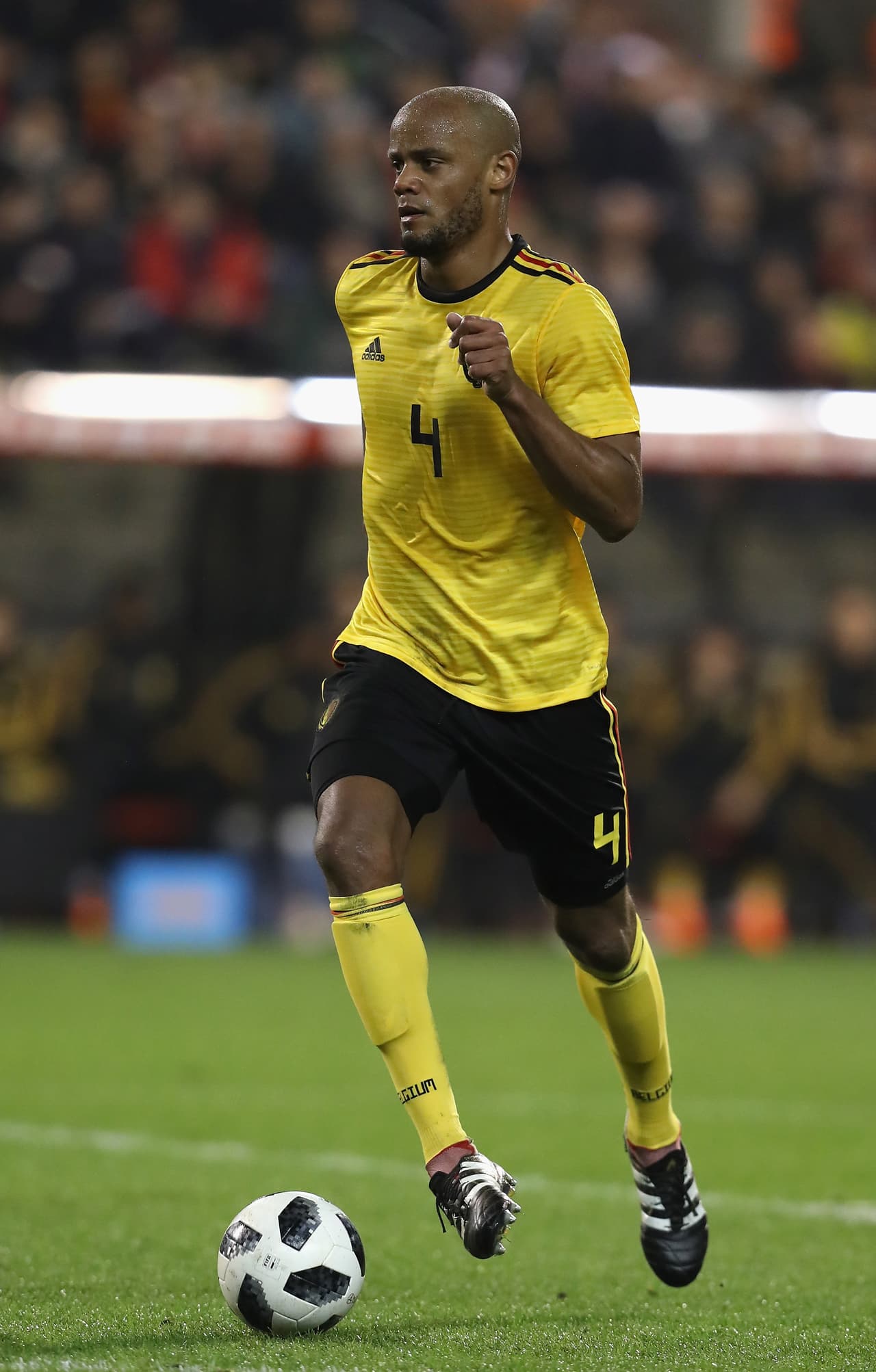 <b>Vincent Kompany</b>:
<b>8.3 millones de dólares</b>. Es el capitán de la Selección de Bélgica y defensor del Manchester City de Inglaterra.