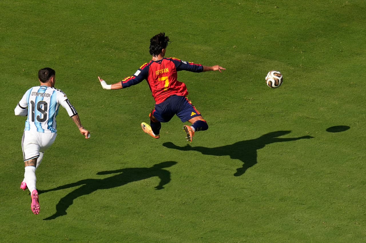 Ferrán Torres intenta una jugada en el área argentina.