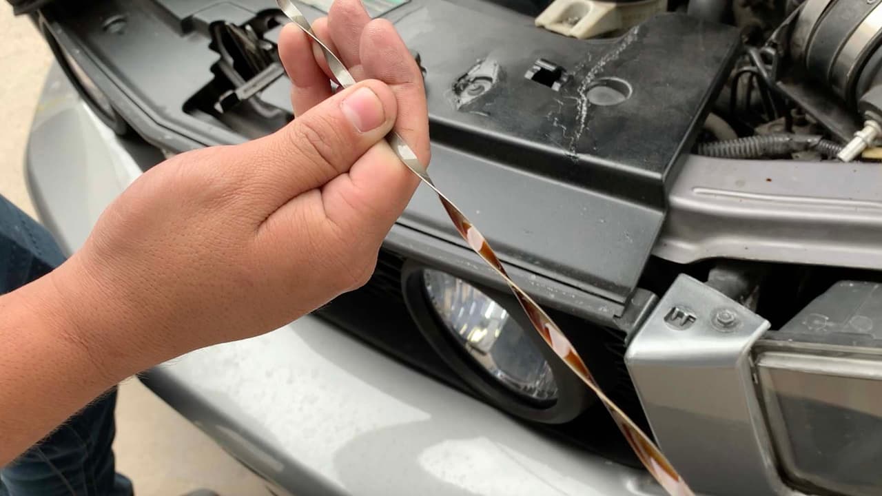 Mida el aceite de su auto y verifique que todo esté en orden para emprender el viaje.