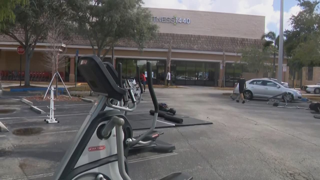 La última ocasión, Carnevale no cerró su gimnasio durante las 96 horas (4 días) que ordenaron las autoridades, cuando fue arrestado por segunda vez, al no cumplir con las órdenes de emergencia del coronavirus.
<br>