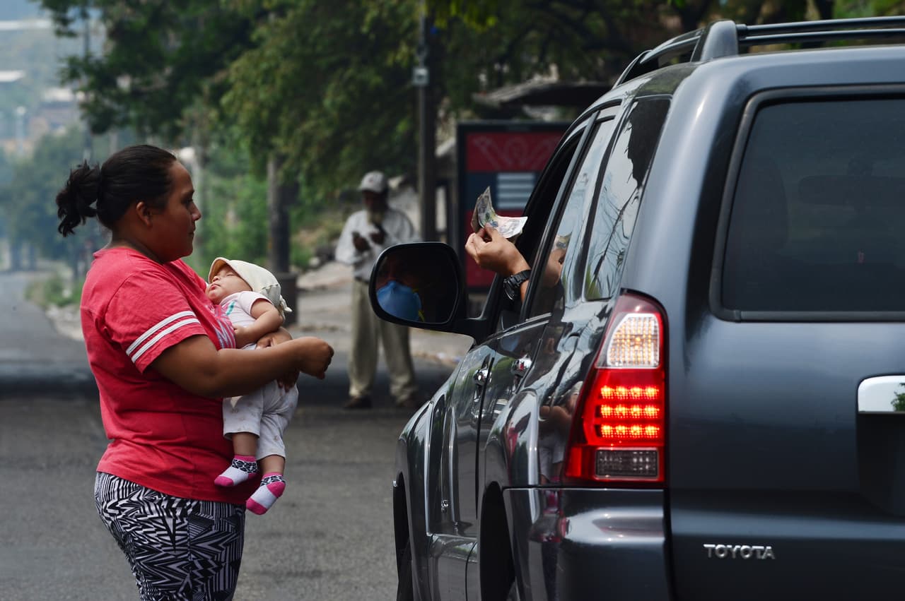 Cintia, que trabajaba en una venta de tortillas de maíz y también quedó desempleada, se vio obligada a salir a las calles a pedir dinero y lo hace junto a su familia. Además de su esposo y su bebé, la acompañan sus otros hijos de siete y nueve años, y un hermano de ella, de ocho años. Cintia dice que en seis horas que salen pueden llevar a casa unos 10 dólares. "Es la primera vez que salimos a pedir y escucho por las noticias que esto (la pandemia) no termina ahorita. Solo Dios sabe", comenta.
<br>
<br>
<br>