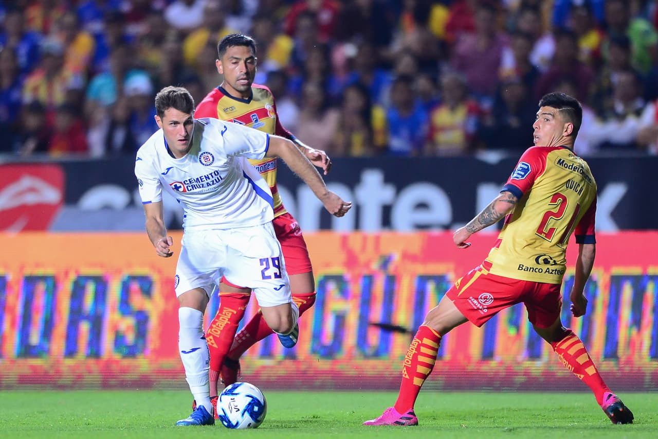 Santiago Giménez sale de la marca de dos jugadores de Morelia y filtra el balón para el cabecita.