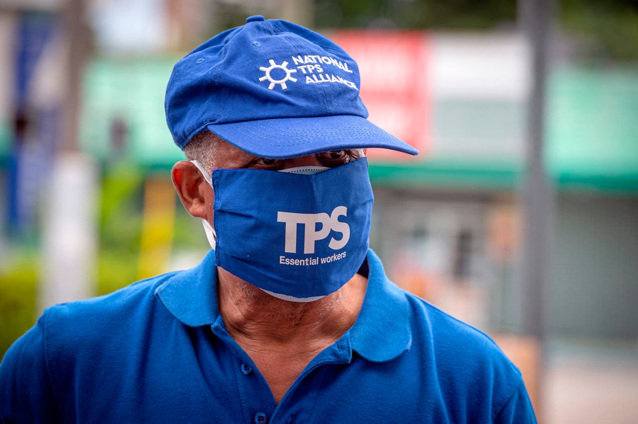 “TPS trabajadores esenciales”, se lee en la mascarilla de uno de los que recibieron en Miami al autobús 'La libertad', un vehículo que recorre Estados Unidos con inmigrantes despojados del Estatus de Protección Temporal (TPS). Esta iniciativa es una respuesta a la decisión de la Corte de Apelaciones que revirtió la permanencia de este beneficio a inmigrantes de El Salvador, Haití, Nicaragua y Sudán.
<a href="https://www.univision.com/noticias/edicion-digital/un-nuevo-fallo-judicial-abre-la-puerta-para-que-cientos-de-inmigrantes-amparados-por-el-tps-puedan-pedir-la-residencia-video"><u>Vea aquí cómo un nuevo </u>fallo judicial abre la puerta para que cientos de inmigrantes amparados por el TPS puedan pedir la residencia</a>