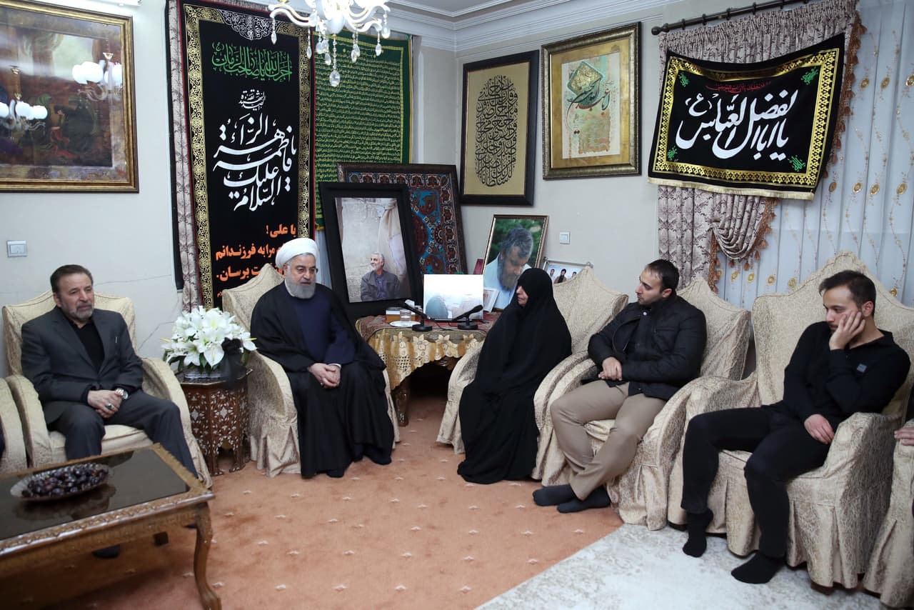 El presidente iraní Hasan Rohani reunido con familiares del general Qassem Soleimani, quien murió el viernes en una ataque aéreo de Estados Unidos en el aeropuerto de Irak.