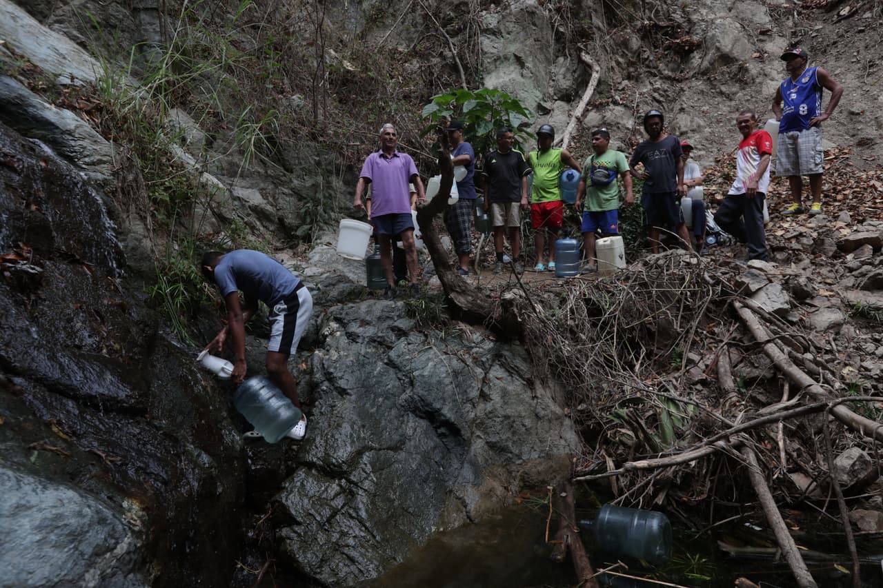 El apagón agudizó los problemas de abastecimiento que ya vivía la población, y ahora la lucha es por conseguir productos básicos como el agua. Algunos la han tomado de los riachuelos que bajan del cerro El Ávila, en el norte de la ciudad.