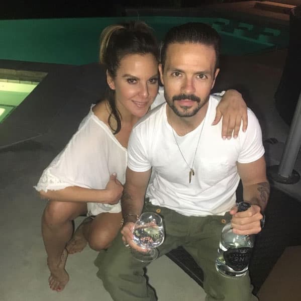 Después de su segundo divorcio a
<b><a href="https://www.univision.com/shows/el-gordo-y-la-flaca/miren-como-se-puso-aaron-diaz-cuando-le-preguntaron-por-su-ex-kate-del-castillo-video">Kate</a></b> se le vinculó con Chema Torre, ya que ambos pasaban mucho tiempo juntos por compromisos de trabajo.