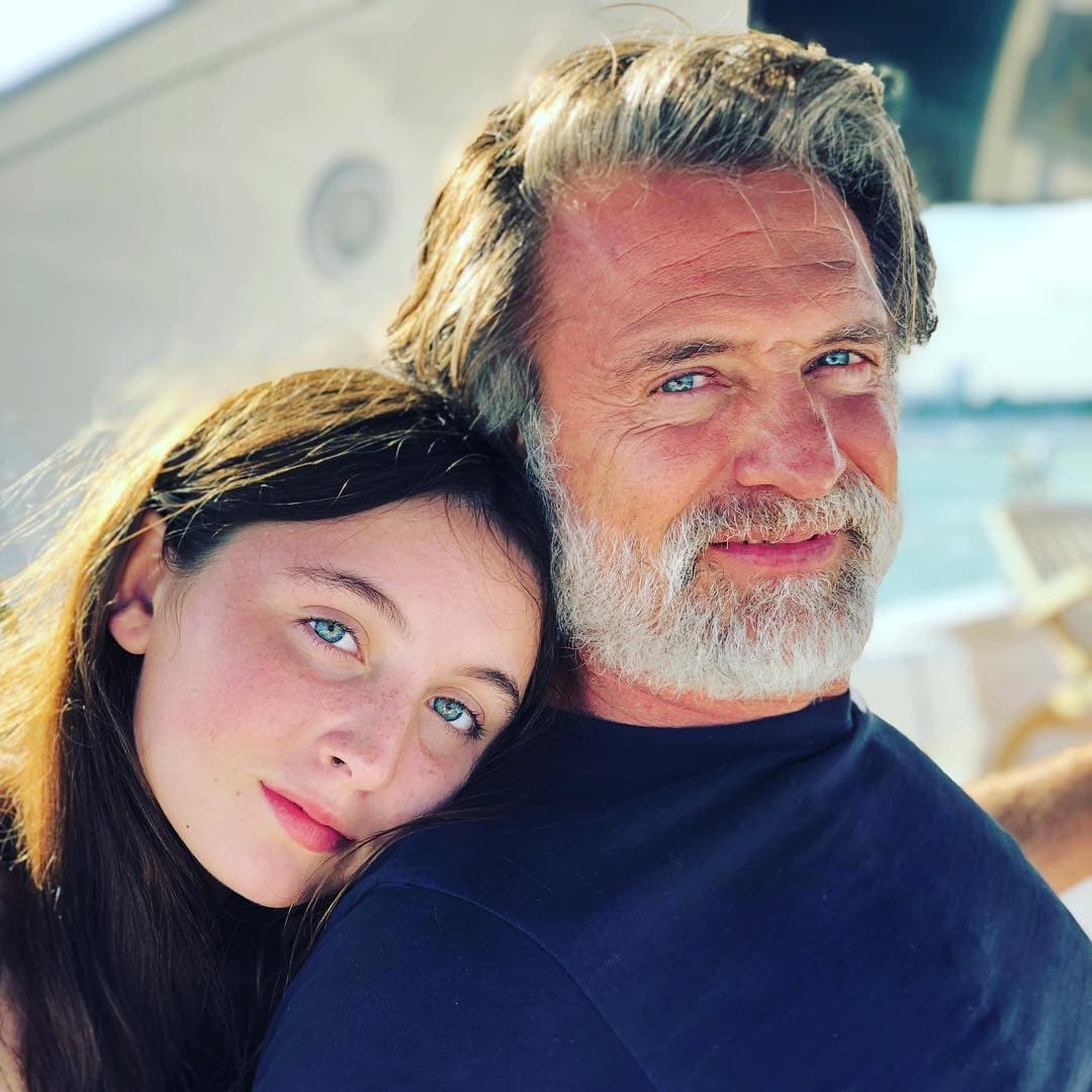 Aunque él presumía muy orgulloso sus canas, que son sinónimo de sabiduría y experiencia.