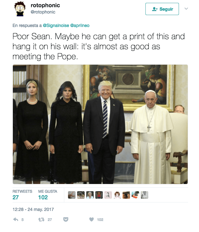 Muchos comentaron la ausencia de Sean Spicer, católico practicante, en la reunión. Alguien lo arregló con Photoshop.
<a href="https://twitter.com/rotophonic/status/867462291746283520?ref_src=twsrc%5Etfw&ref_url=https%3A%2F%2Fes.gizmodo.com%2Fajax%2Finset%2Fiframe%3Fid%3Dtwitter-867462291746283520%26autosize%3D1">Enlace</a>.