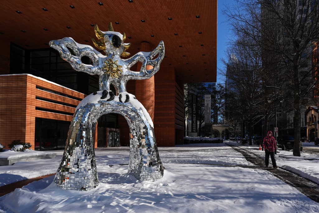 Ojo, que la 'Pantera' no fue la única impactada por la nevada. Pasó algo similar con la pieza 'Le Grand Oiseau de Feu sur l'Arche' que se exhibe en el exterior del
<b>Museo de Arte Moderno Bechtler</b>.