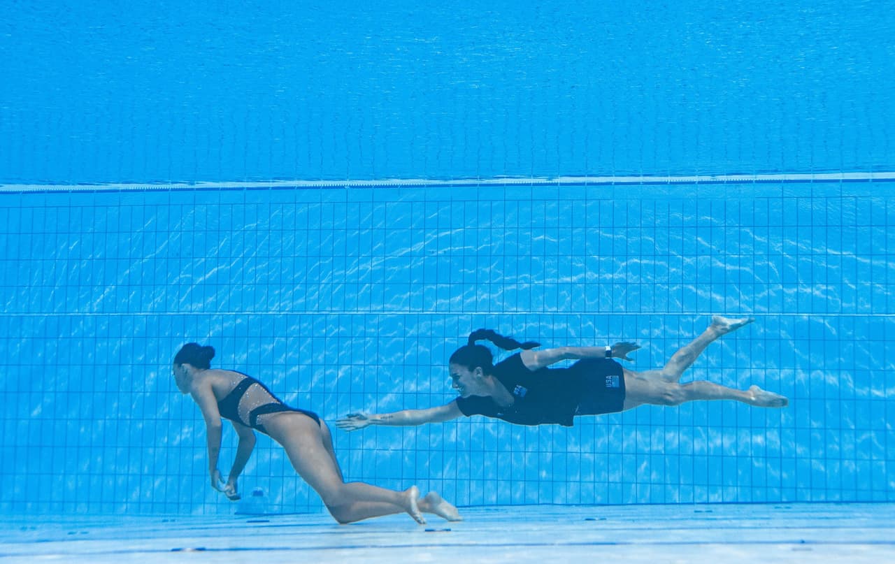 <b><a href="https://www.univision.com/noticias/trending/nadadora-se-desmaya-anita-alvarez-fotos">El desmayo y rescate de Anita Álvarez </a></b>
<br>
<br>La nadadora artística estadounidense de origen mexicano Anita Álvarez se desmayó el 22 de junio durante una competencia de nado artístico en los Mundiales de Budapest, Rumania, justo cuando realizaba su rutina en la final libre individual libre. La fotografía del rescate de su entrenadora le dio la vuelta al mundo. El equipo estadounidense informó que la nadadora sería sometida a distintas pruebas, debido a que Álvarez también se había desmayado durante el preolímpico rumbo a Tokio 2020.
<br>