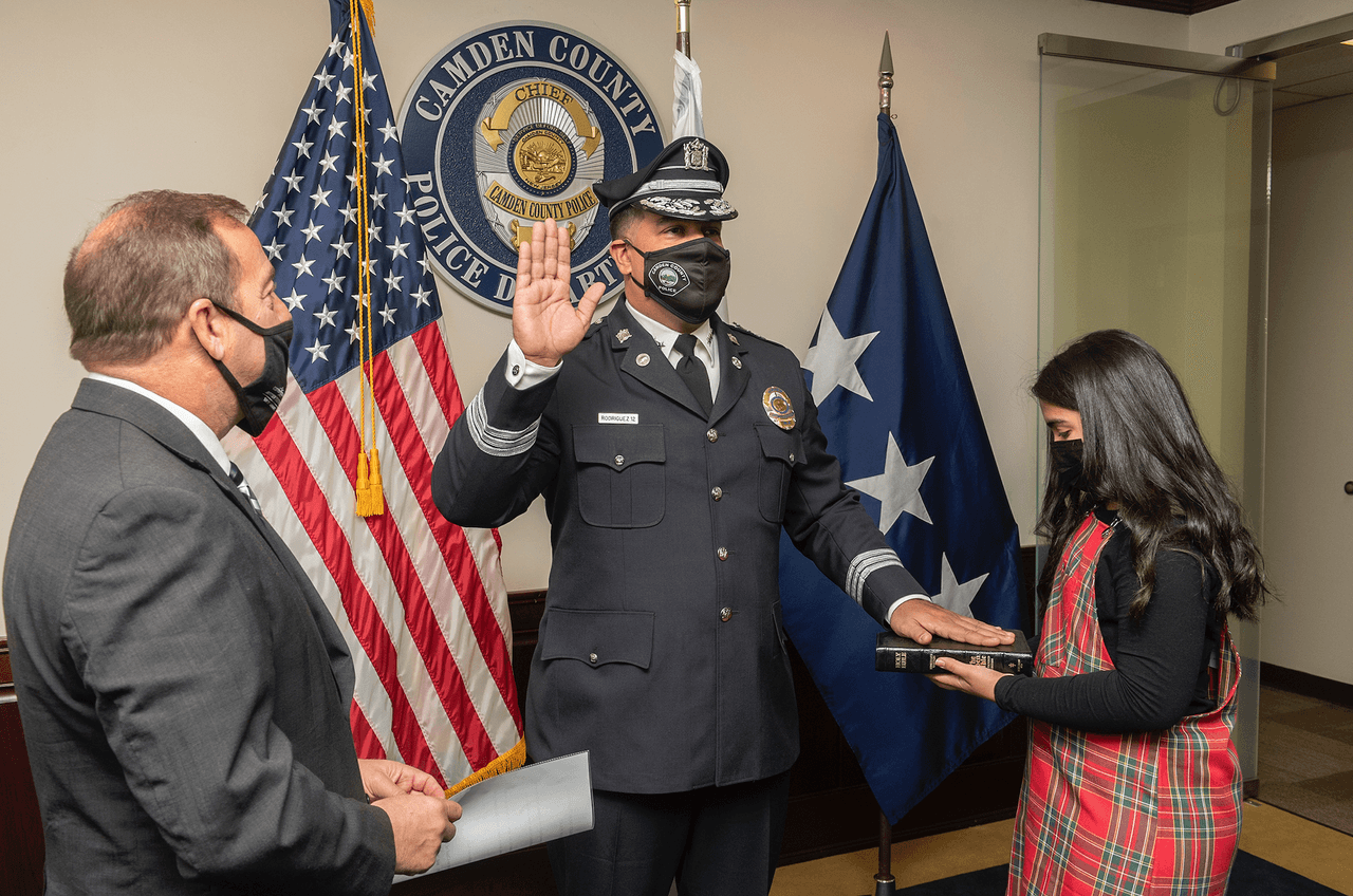 Camden juramentó a su primer jefe hispano de la policía del condado