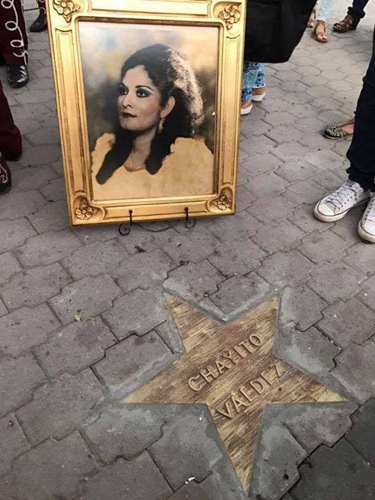 También en el malecón principal del pueblo de Guasave, Sinaloa, se develó esta placa en honor a Chayito Valdez, el pasado 28 de mayo, día de su cumpleaños.