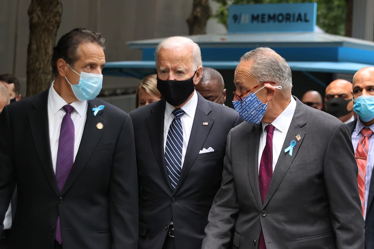 Desde la izquierda: el gobernador de Nueva York Andrew Cuomo, el candidato presidencial Joe Biden y el senador Charles Schumer, todos demócratas, llegan a la ceremonia para conmemorar los ataques terroristas del 2001, el 11 de septiembre del 2020 en Nueva York.