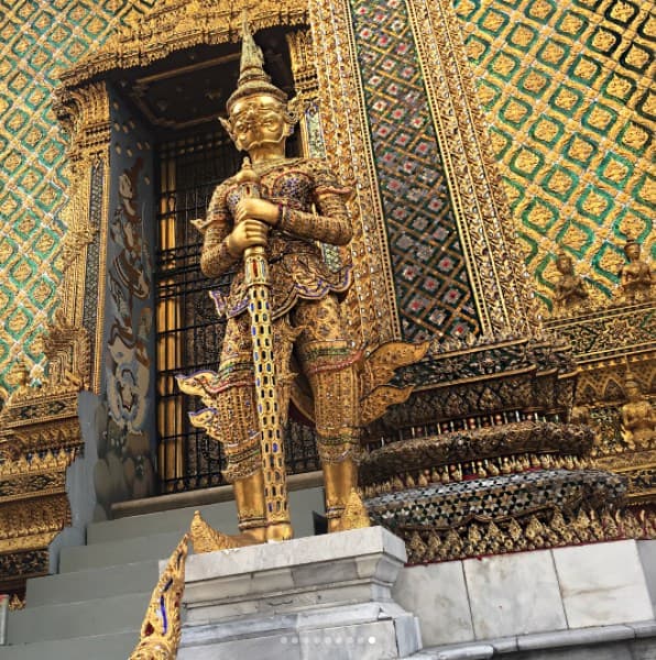 En Tailandia, los Yakshas son representados con mucho color, armadura y espada, ojos saltones y grandes colmillos.