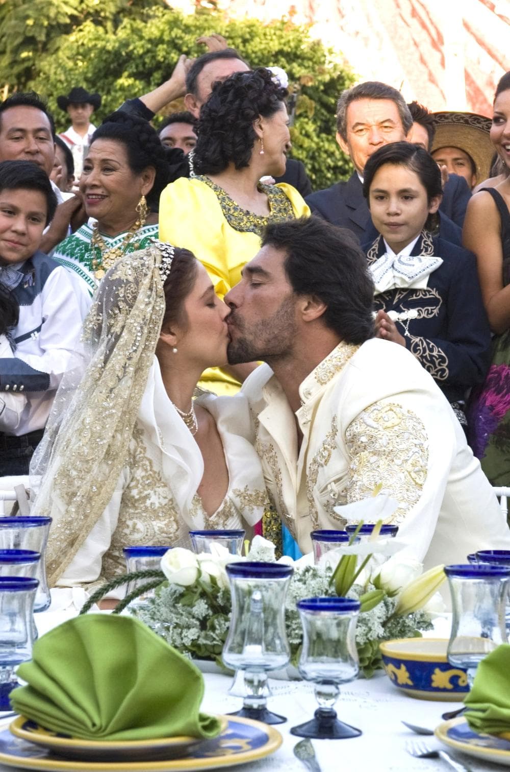 El éxito fue tan grande que la historia se alargó hasta 205 episodios en los cuales los protagonistas lucharon por su amor.