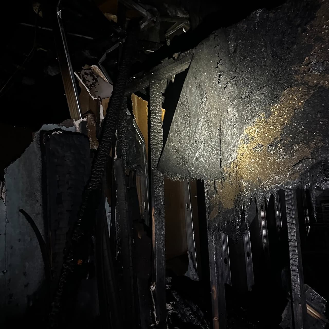 Los bomberos dedicaron buena parte de la mañana a
<b>asegurarse de que las llamas no se reavivaran</b> en el lugar.