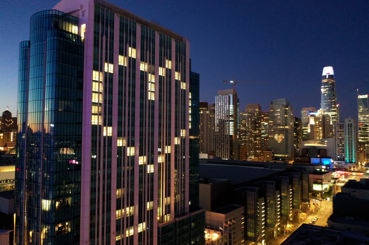 <b>Corazones en las fachadas. </b>El hotel Intercontinental San Francisco, California. Varios edificios del centro de esta ciudad han dejado algunas luces encendidas para dibujar corazones y honrar a las víctimas de la pandemia y a los servicios de salud. 1 de abril.