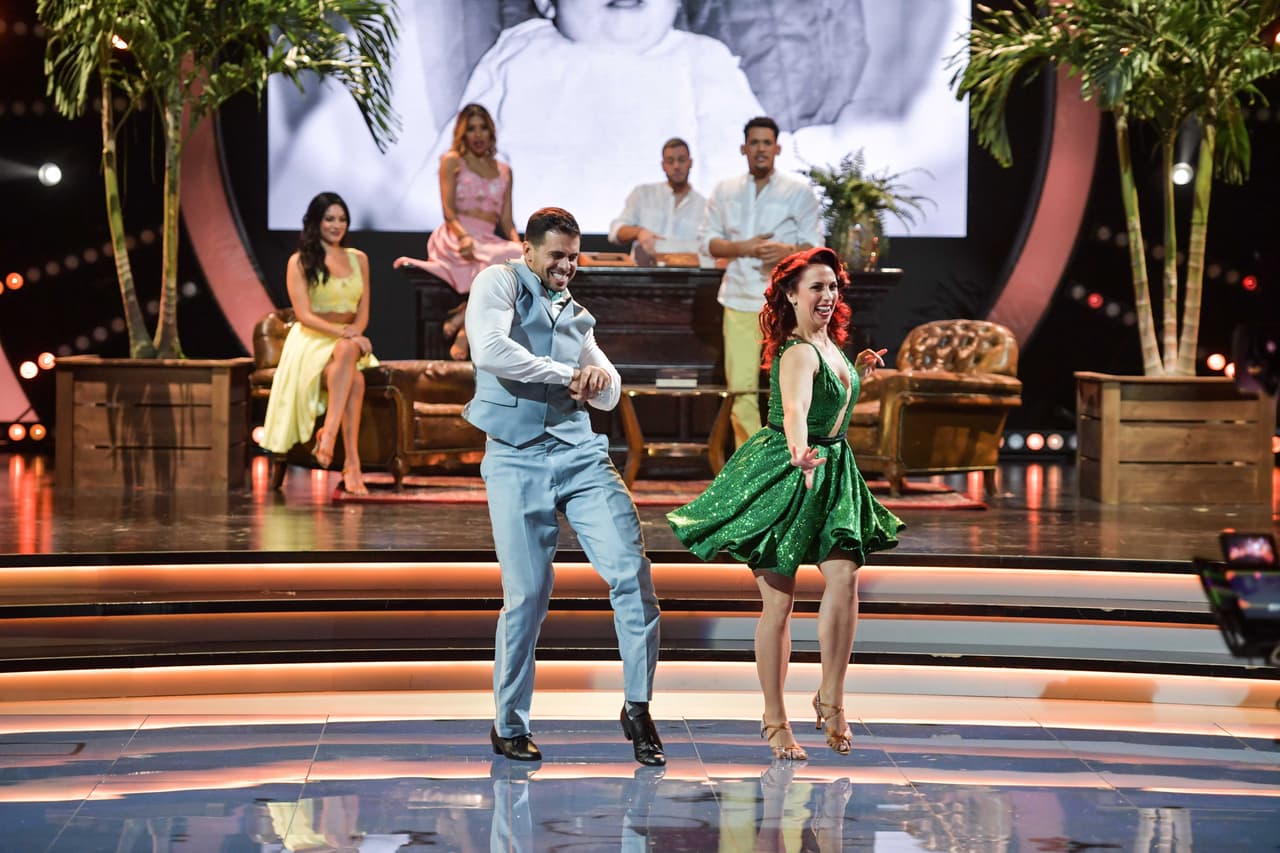 Segunda gala: El cubano se había librado de la primera nominación, y ahora le tocaba seguir divirtiéndose y, en el camino, rendir un homenaje a su natal Cuba.
<a href="https://www.univision.com/shows/mira-quien-baila/pedro-moreno-dio-catedra-de-sabor-cubano-con-la-salsa-que-bailo-magistralmente-en-el-escenario-video" target="_blank">Lo hizo al bailar 'Guantanamera'</a>.