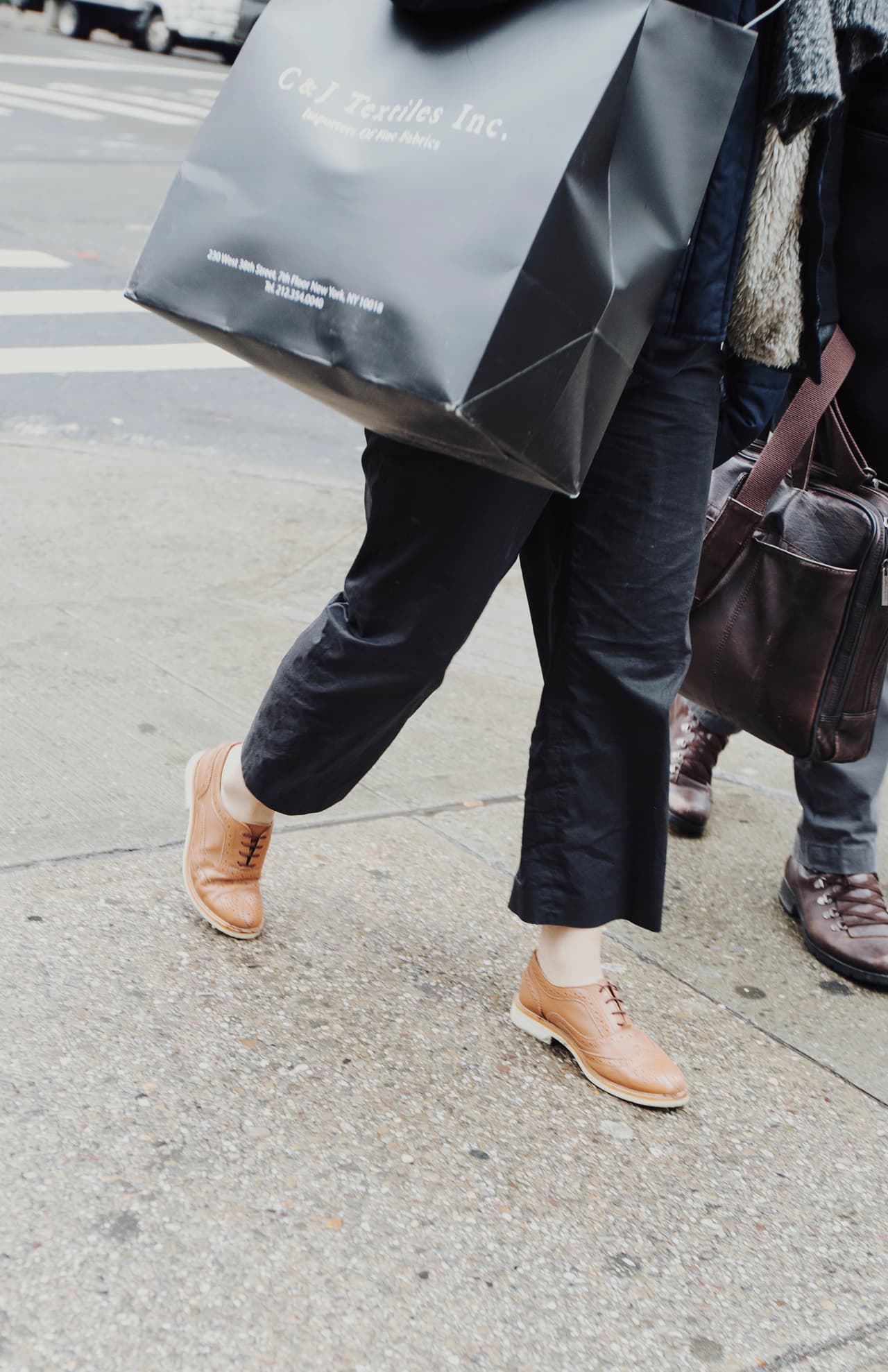 No tienes que hacer maromas, solo dile a tu madre que le subo un poco el ruedo al pantalón y así harás parte de la tendencia.