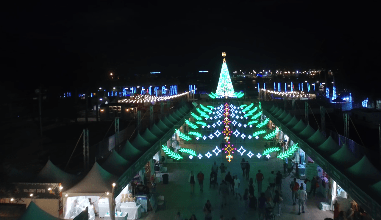 En el Bayfront Park está la feria navideña Holiday Village hasta el 25 de diciembre, en donde los niños pueden pasear, andar en patines y jugar alrededor del árbol de navidad de 50 pies de alto.