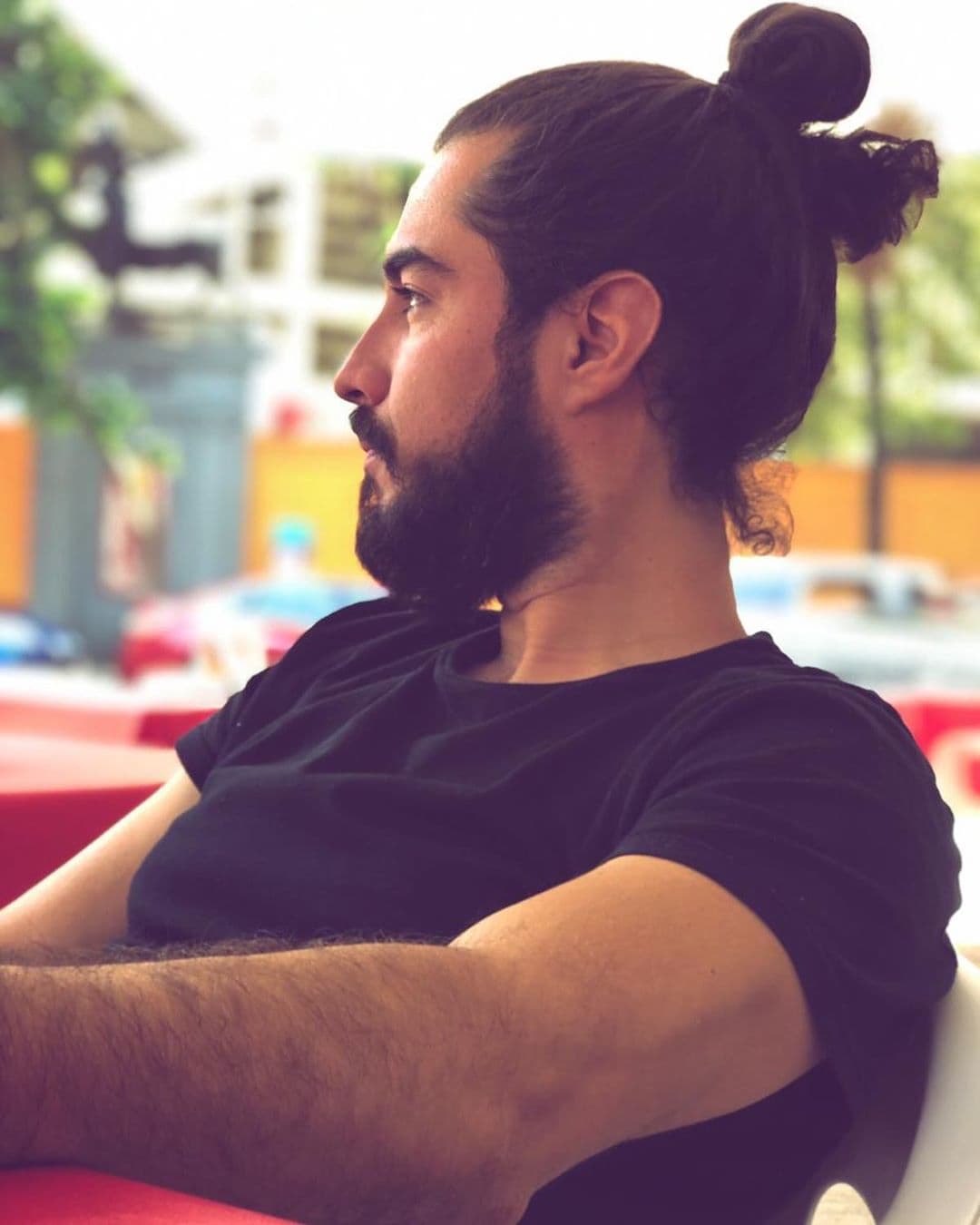 “Aquí pensando qué poner”, fueron las palabras que escribió el empresario en una imagen que lo muestra en primer plano, mientras
<br>contempla el panorama.