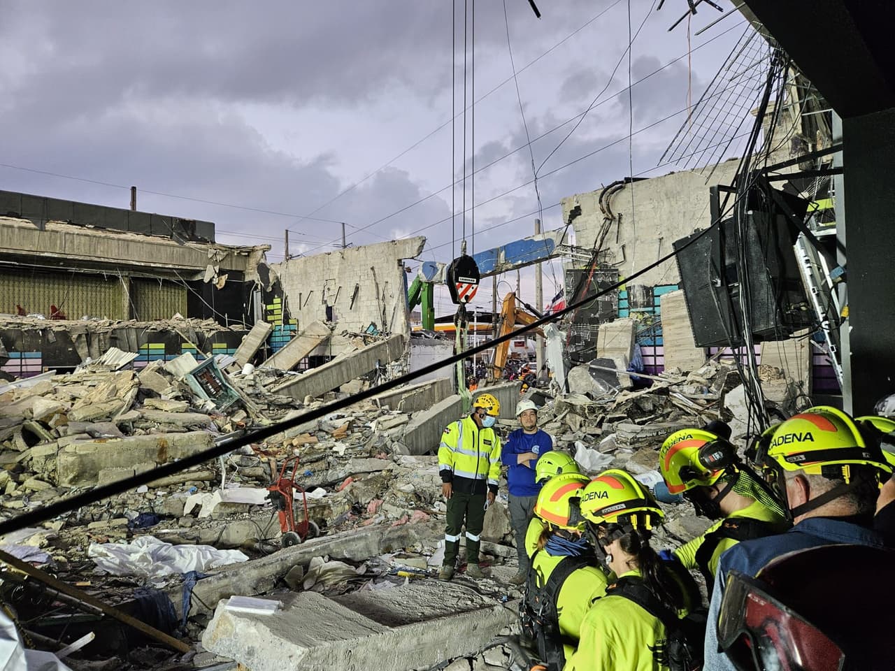 Rescatistas puertorriqueños partieron desde el aeropuerto de Isla Grande hacia República Dominicana para asistir en las labores de búsqueda y rescate tras el colapso del techo de la discoteca Jet Set.