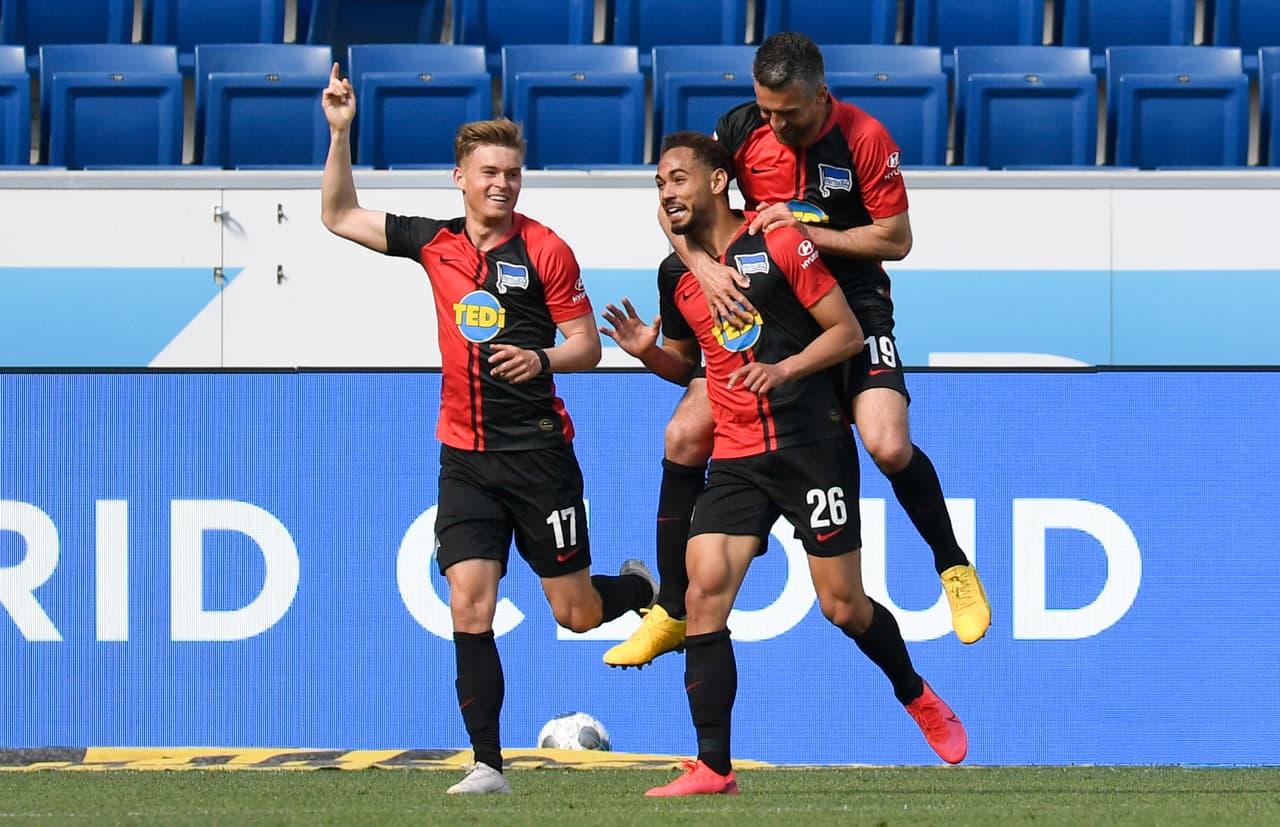 Jugadores del Hertha Berlín hicieron caso omiso a las imposiciones durante el juego y optaron por festejar abrazándose, como si no existieran normas de salud ante el COVID-19.