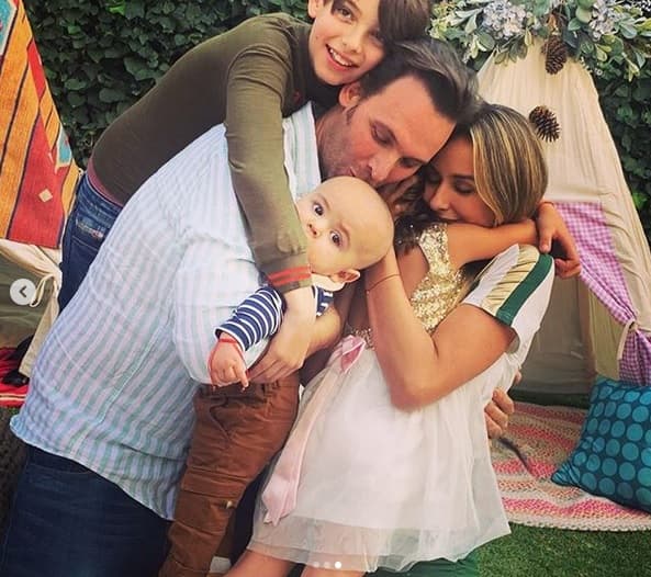 "(El matrimonio) era algo que se había platicado desde el inicio de la relación, pero claramente
<b><a href="https://www.univision.com/famosos/nunca-planee-eso-patricio-borghetti-confiesa-lo-que-realmente-siente-al-ser-padre-de-tres-ninos-video" target="_blank">no estaba dentro de nuestras prioridades</a></b>", aseguró la presentadora del show '¡Cuéntamelo ya!'.