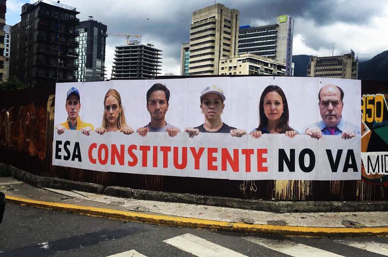 "El 9 de marzo de 2017, el presidente Maduro dijo en una transmisión nacional de televisión que las personas involucradas en solicitar la activación de la Carta Democrática por parte de la OEA eran "traidores de la patria". Eso es un crimen y la gente podría gastar hasta 30 años en la cárcel si es declarado culpable, y teniendo en cuenta las miles de detenciones políticas, era una amenaza muy real contra mí y contra todos los demás involucrados en solicitar la activación de la Carta Democrática".