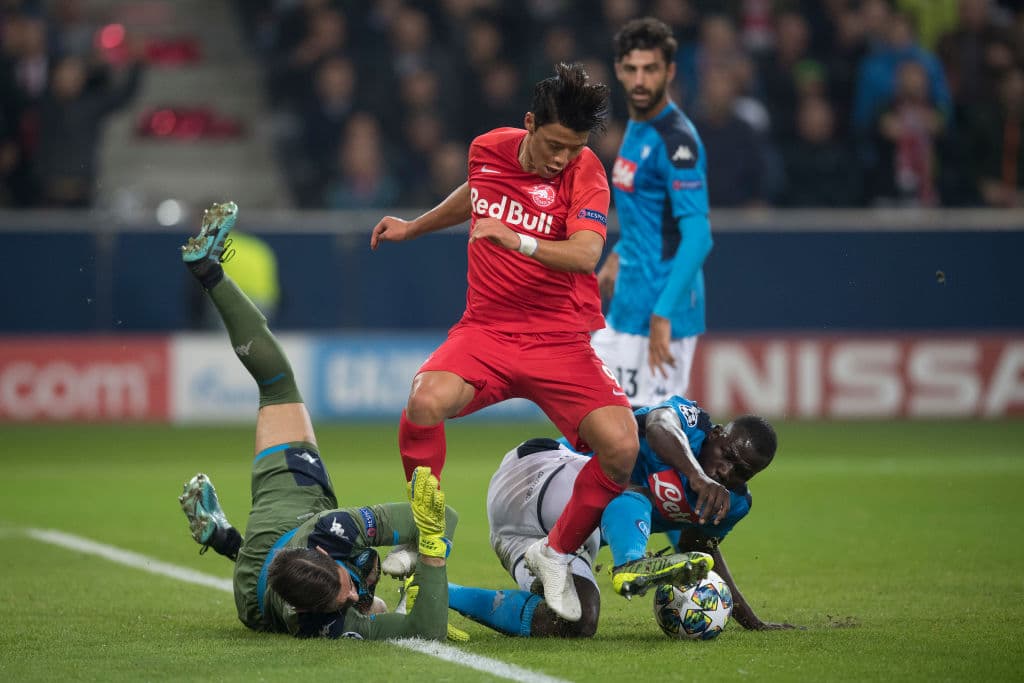 El Napoli derrota 2-3 al Red Bull Salzburg con goles de Mertens (2) e Insgine; por los locales descontó Haland (2).