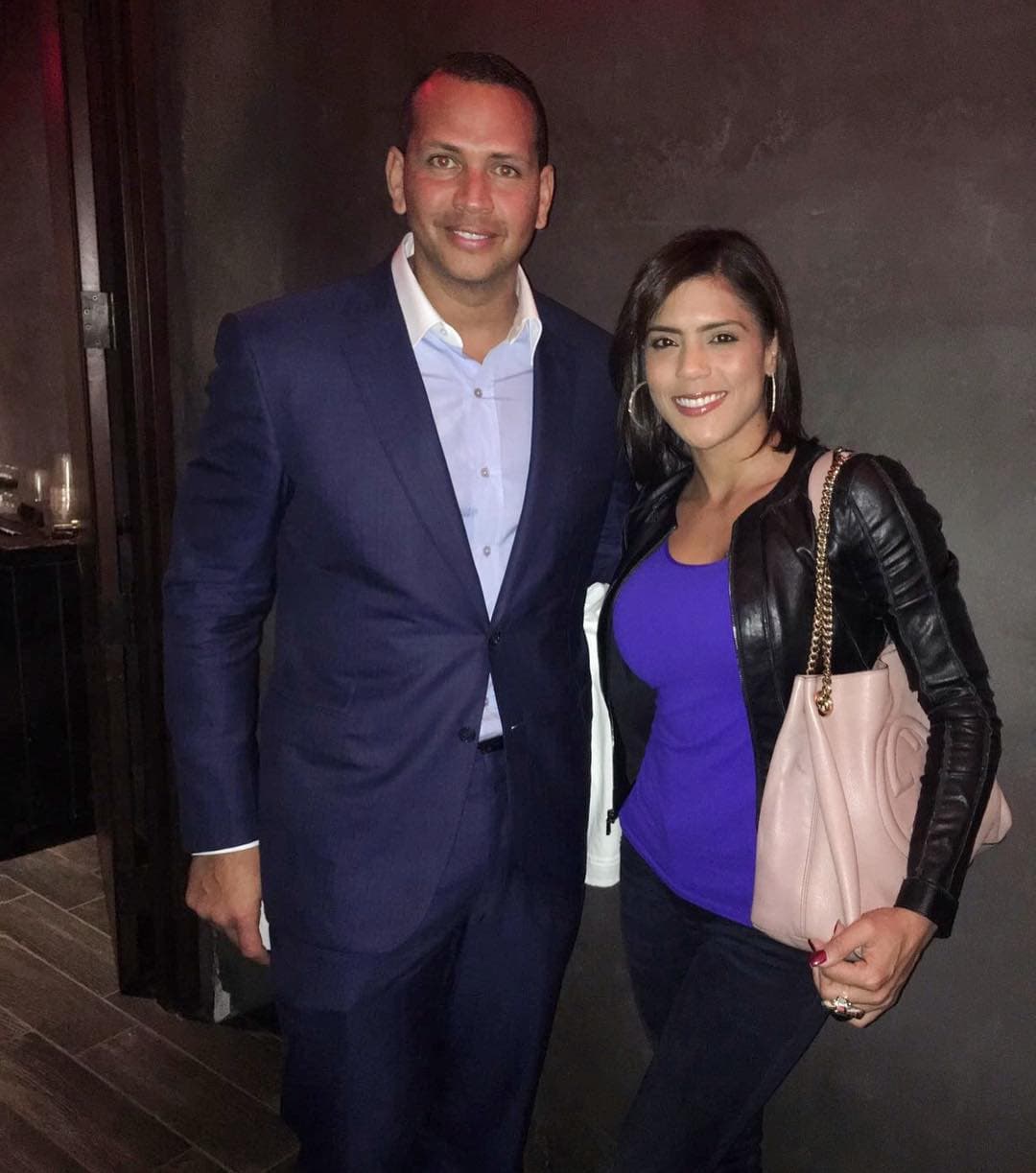 Francisca Lachapel nos demuestra, a través de su cuenta de Instagram, que es tan fanática como todos nosotros. Cuando conoció a Alex Rodriguez, la conductora no dudó en pedirle una fotografía y subirla a sus redes para dejar constancia del momento. ¿Será que quedó tan impactada con el novio de JLo que por eso
<b><a href="http://www.univision.com/especiales/premios-juventud/francisca-lachapel-tiene-una-mision-verse-como-jlo-en-15-dias">ahora quiere lucir como ella</a></b>?