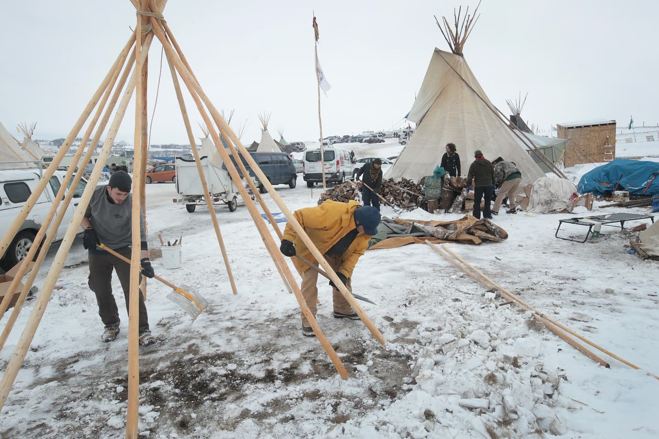 La decisión fue anunciada un día antes de que venciera el plazo que dio el gobierno para que centenares de personas del campamento Oceti Sakowin, o Seven Council Fires, se retiren de las tierras federales donde se instalaron para protestar. (Foto: Getty Images)