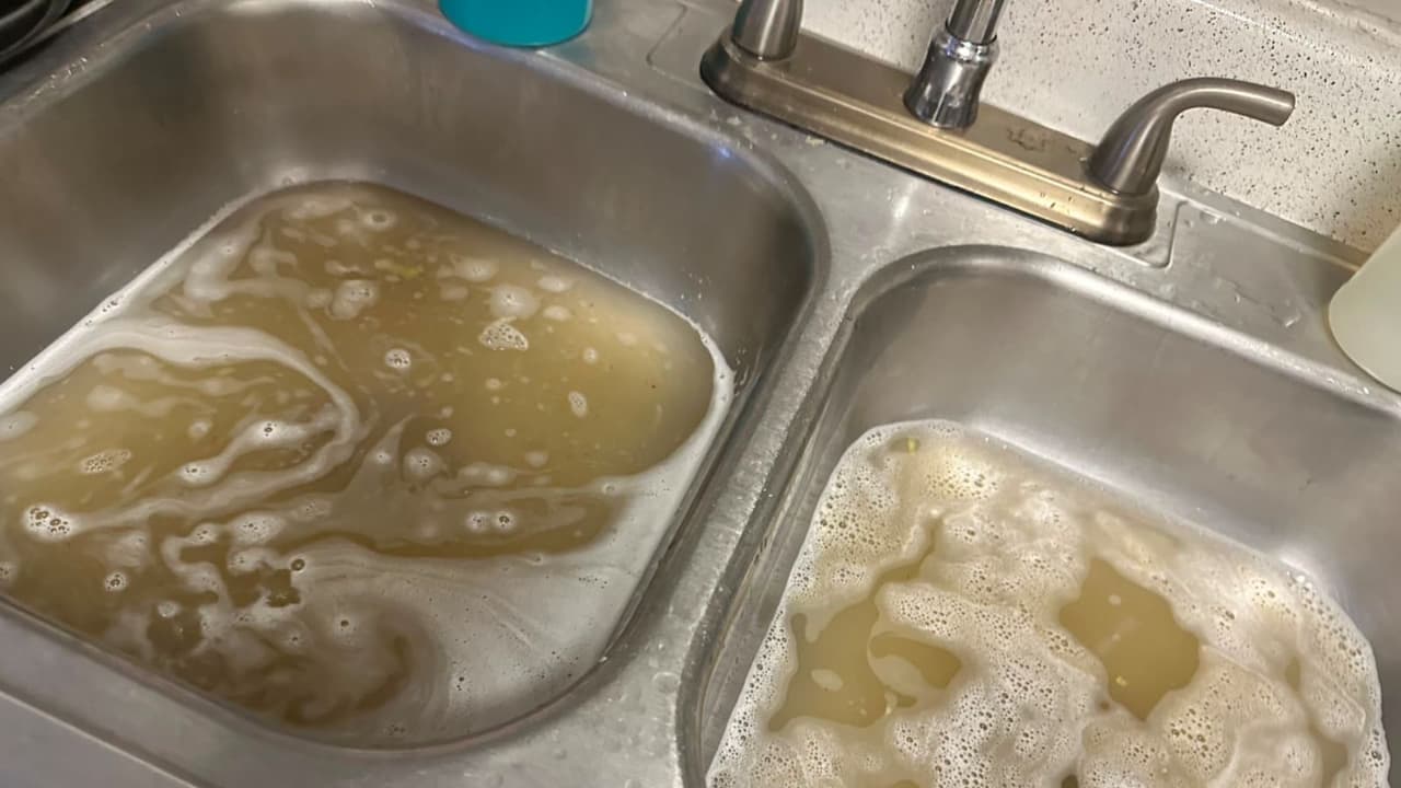 Y como si eso no fuera suficiente, los vecinos también denunciaron problemas con el agua y los buzones de correo postal.
<br>
<br>“El agua, cuando la cortan, es por muchas horas y luego nos mandan el correo de que van a cortar el agua. No tenemos buzón, ya llevo un año que no hay buzón, literalmente la correspondencia la tenemos que mandar a otro lugar porque pues no tenemos eso”, agregó otra vecina.