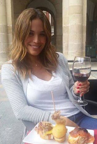 ¡Tapas en Bilbao! Karla disfruta una deliciosa comida.