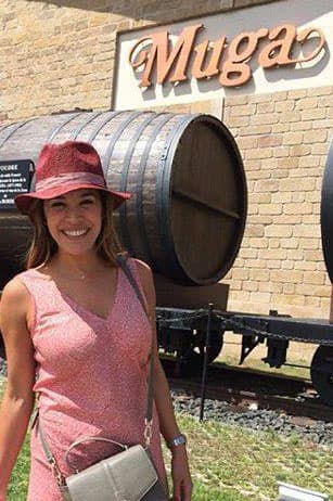 Visitando una de sus bodegas de vino favoritas.